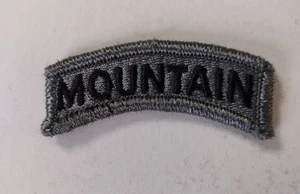 ACU MOUNTAIN TAB PATCH FARBE SCHWARZ AUF GRAU HAT KLETTVERSCHLUSS AUF DER RÜCKSEITE:KY25-20 - Bild 1 von 2