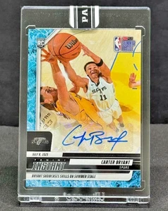Carter Bryant RC Auto WATER #3/10 2025 Panini Instant NBA #4 Showcases Skills - Foto 1 di 3