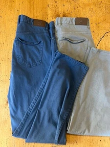 Lotto 2 pantaloni cinque tasche firmati Peter Millar 32x31 kaki marrone blu - Foto 1 di 8
