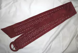 Cintura Astro donna vintage rossa scamosciata traforata disegno fiori regolabile usata in ottime condizioni - Foto 1 di 4