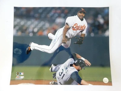 Foto firmada por Miguel Tejada de 16" x 20" Baltimore Orioles automática Foto 1 de 2