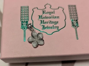ROYAL HAWAIIAN HERITAGE SCHMUCK NEU IM KARTON 14KT WG PLUMERIA ANHÄNGER WUNDERSCHÖN 2 SEITEN - Bild 1 von 9