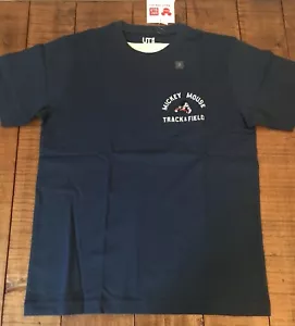Nuevo con etiquetas Camiseta para hombre Uniqlo x Disney Mickey Mouse manga corta pista y campo S azul marino - Imagen 1 de 3