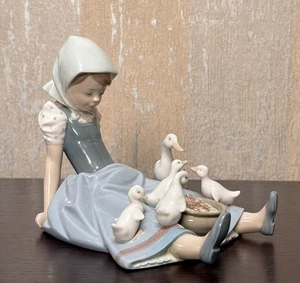 Lladro '79 My Hungry Brood Girl Feeding Ducks #5074 Retired OHNE BOX - Bild 1 von 9
