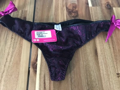 TANGA CURVY KATE NEGRO/BOYSENBERRY SATINADO NEGRO ENCAJE LAZOS UK 12 NUEVO Foto 1 de 4