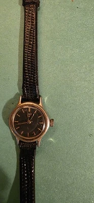 Reloj para mujer Q&Q 2006 usado vintage tono dorado cara negra/cuerda manual mecánico Foto 1 de 4
