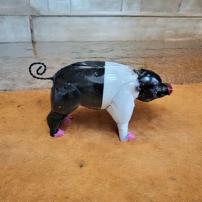 Arte de metal rústico hecho a mano cerdo escultura blanco y negro decoraciones de jardín Foto 1 de 4