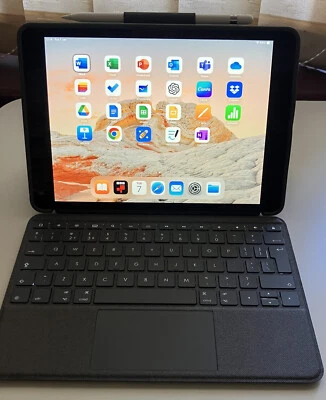 iPad 7th gen 128GB + Apple pencil 1st gen + Logitech SmartKeyboard w trackpad - Image 1 of 4