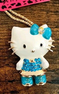 Collar Suéter Betsey Johnson Blanco y Azul Esmalte y Cristal Hello Kitty Gato Foto 1 de 2