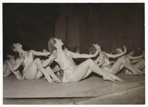 Original 1930s Irene Popard dancers rehearsing, press stamp - Picture 1 of 2
