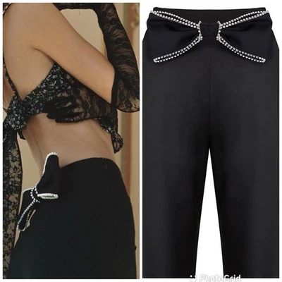 Pantalones con lazo acampanados Nana Jacqueline Hayley en negro talla grande  Foto 1 de 4