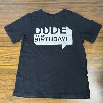 Camisa Dude It’s My Birthday Children’s Place tamanho 5-6 manga curta preta - Imagem 1 de 4