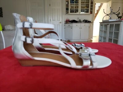 G.H. Sandalias al tobillo Bass & Co para mujer EE. UU. 8,5 M de cuero blanco/plateado con tiras. Usado en excelente estado  Foto 1 de 4