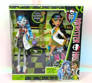Monster High Mad Science Lab Partners Cleo de Nile & Ghoulia Yelps paquete de 2 NRFB - Imagen 1 de 13
