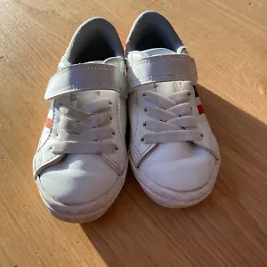 H&M Boys White Slip On Stripe Strap Trainers UK 8.5 Eur 26 - Imagen 1 de 6