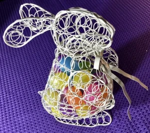 Conejo de Pascua Blanco Ver a través Alambre con Huevos de Plástico en Decoración de Mesa del Vientre - Imagen 1 de 5