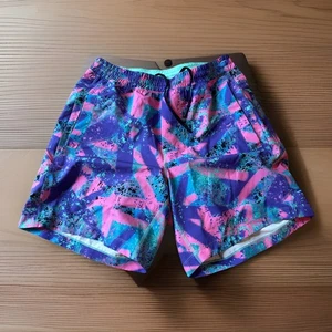 Birddogs Baysiders gefütterte lila & rosa Splatter Shorts Herren Größe Small GEBRAUCHT - Bild 1 von 7