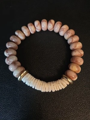 Pulsera elástica Puka y cuentas de vidrio beige  Foto 1 de 3