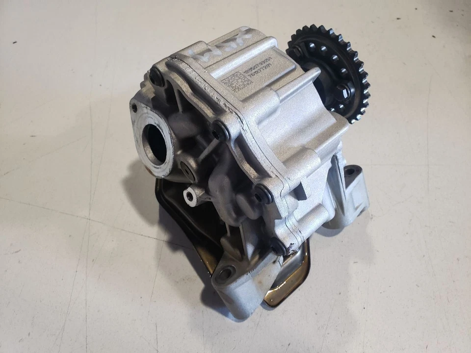 Bomba de aceite del motor - BMW X5M E70 LCI 2013 4,4 L turbo automático - OEM 7612772 Foto 1 de 4