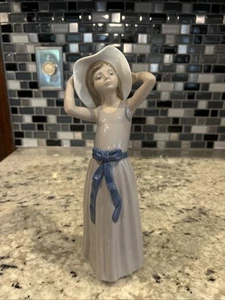 Lladro " Coy"  # 5011 Spain Girl with Hat Porcelain Retired 1998 10" Tall /glaze - Picture 1 of 5