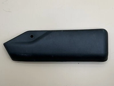 Mazda 3 2018 asiento delantero moldura inferior lado del pasajero derecho OEM Foto 1 de 4