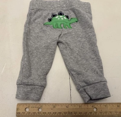 Pantalones Child of Mine de Carter’s Baby recién nacido grises, dinosaurio en la parte inferior Foto 1 de 4
