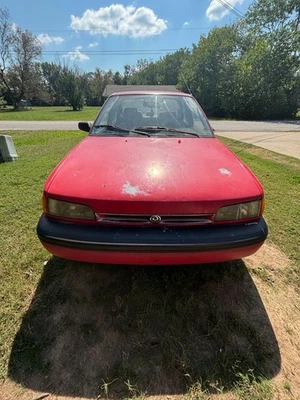 Mazda Protege DX 1994 sedán 4 puertas 1,8 L exterior rojo. Debe recoger. Foto 1 de 4