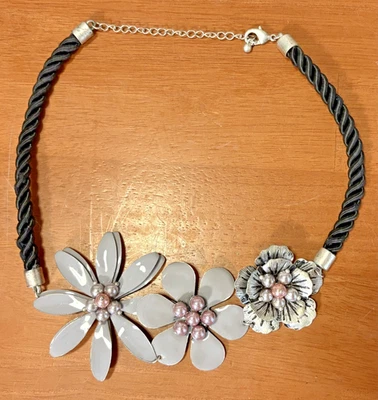 ENAMEL FLORAL NECKLACE CHOKER GRAY DAISIES CORD BRAID CHAIN FLOWERS - Image 1 of 4