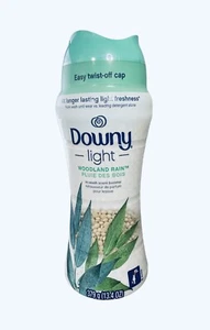 Potenciador de aroma Downy Light Woodland Rain In Wash 13,4 oz frescura - Imagen 1 de 3