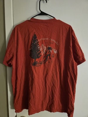 Camiseta roja Coleman Outdoor para hombre talla XL perro y árbol foto en camisa Foto 1 de 4