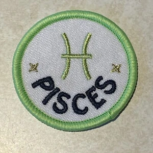 Signo del zodiaco: Piscis 2,75" parche de hierro bordado (NUEVO) - Imagen 1 de 1