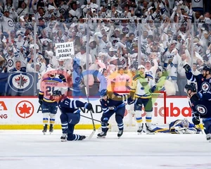 Foto de hockey de Adam Lowry 2025 Playoffs Game Seven 2OT Goal Winnipeg Jets 8x10 NHL - Imagen 1 de 1