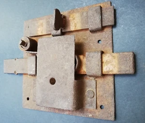 Cerradura de puerta antigua de hierro forjado con pestillo deslizante - Imagen 1 de 10