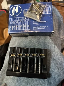 Schwarze High-Mass Bass Brücke für 5-Bolt Fender - Messingeinsätze enthalten - Bild 1 von 8