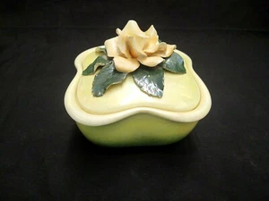 Vintage Capodimonte Porzellan grüne Box/Schale mit Deckel Blume Rose 5" hoch x 5" breit - Bild 1 von 5