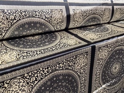 THE FABRIC MERCHANT Bedruckter Stretch Satin Stoff, Meterware - Paisley geometrischer Druck - schwarz & gold