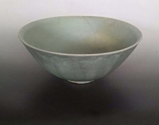 Song Longquan celadon bowl with carved lotus petals on outer wall