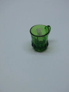 Kleine Tasse grünes Spitzenmedaillon - Bild 1 von 3