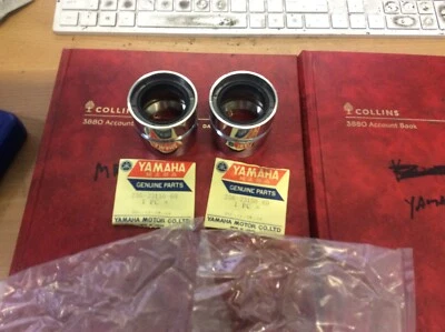 PIEZAS ORIGINALES YAMAHA HORQUILLA DELANTERA PIERNA EXTERIOR TUERCA COMP X 2 XS1B DT1 RT1 256-23150-60 Foto 1 de 4