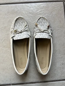 Flache elfenbeinfarbene Damen-Slipper Michael Kors Logo-Druck Größe 8,5 - Bild 1 von 6