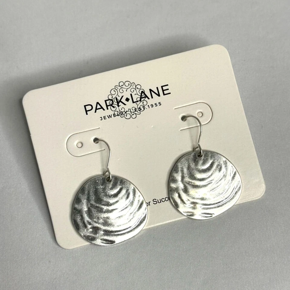 Pendientes colgantes Park Lane Jewelry plata mate inspirados en conchas marinas textura orgánica Foto 1 de 4