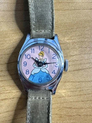 RELOJ CENICIENTA WALT DISNEY VINTAGE AÑOS 50 CUERDA (FUNCIONA) Foto 1 de 4