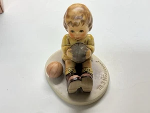 Figura Hummel Club “At Play” #632 Exclusiva Edición 1990 En Caja Orgional 3.5”h - Imagen 1 de 9