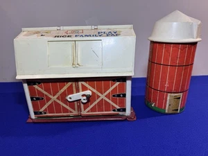 Vintage 1967 Fisher Price Family Play Farm #915 Little People fienile e silo - Foto 1 di 12