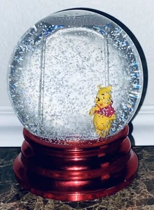 Disney Store Winnie The Pooh Bear Globo de Nieve Base Roja Grande Pesado - Imagen 1 de 4