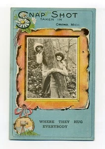 Orono Michigan, "Donde abrazan a todos", 2 mujeres abrazando árbol, postal - Imagen 1 de 2