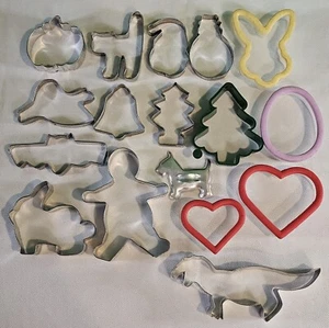 Lot of 17 Vintage Metal Tin / Plastic Cookie Cutters - Christmas, Halloween - Picture 1 of 6