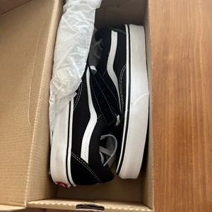 FURGONETAS ANTIGUAS GAMUZA SKOOL LONA NEGRO/BLANCO VN000D3HY28 - Imagen 1 de 6