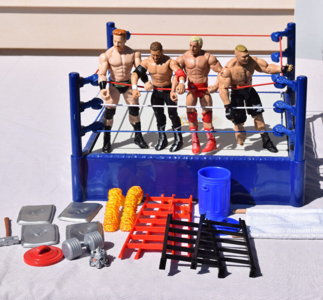 Lote misto de (17) bonecos colecionáveis de luta livre WWE Mattel