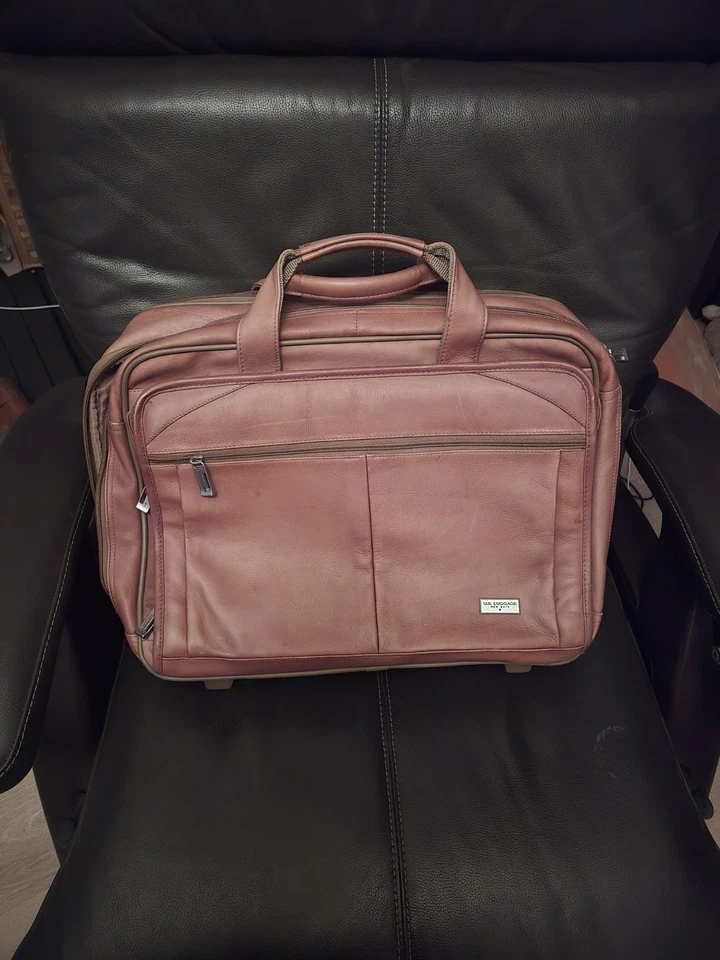 Equipaje de mano marrón para portátil US Luggage New York, maletín individual de cuero con ruedas Foto 1 de 2